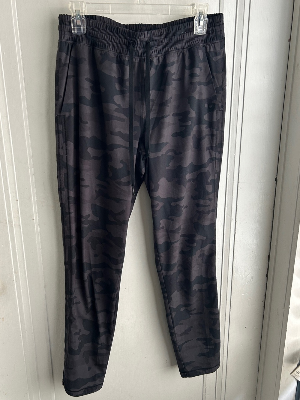 GAP Men's Black Camo Jogger Pants
